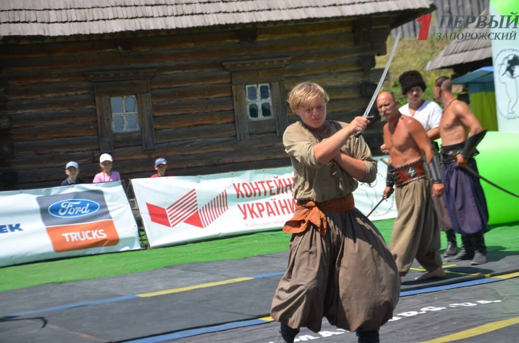 Гра м'язів та демонстрація сили на сході України