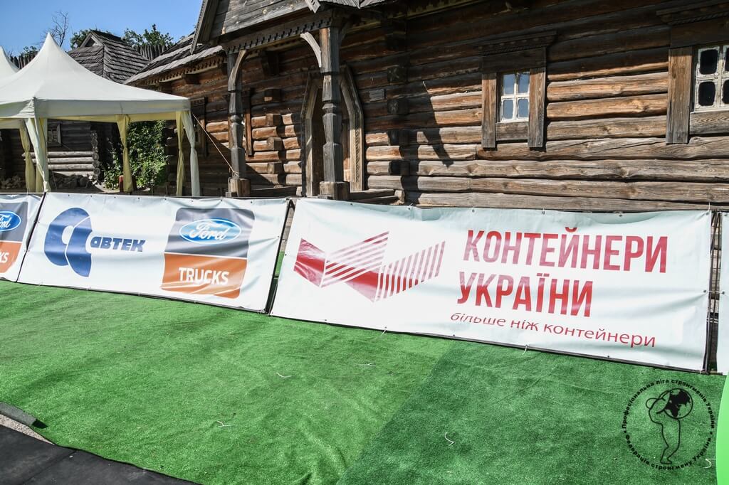 Гра м'язів та демонстрація сили на сході України