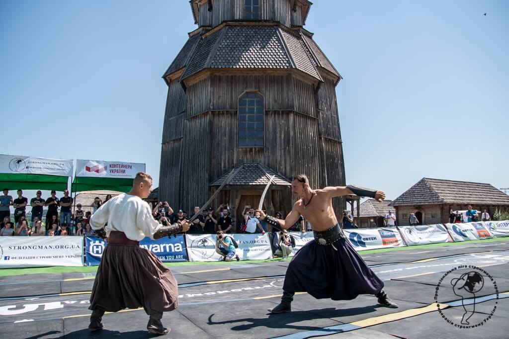 Гра м'язів та демонстрація сили на сході України