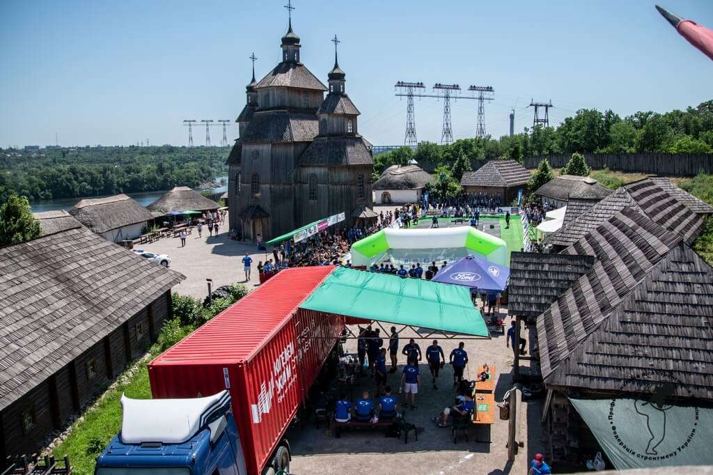 Гра м'язів та демонстрація сили на сході України