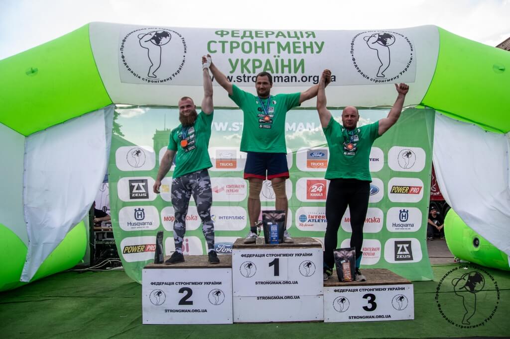 Гра м'язів та демонстрація сили на сході України